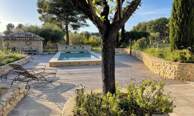Le Castellet Otro | Gite in superb stone farmhouse in idyllic setting, 10 minutes from beaches.