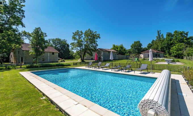 Chassaignes Casa | 'Gîte La Grange' con piscina compartida, terraza privada y Wi-Fi
