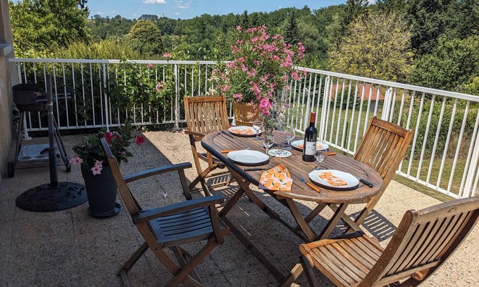 Saint-Jory-de-Chalais Casa | Gîte 'Le Bûcher' – Encanto auténtico con terraza, balcón y jardín compartido en plena naturaleza