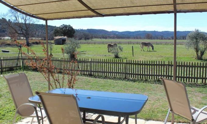 Greoux-les-Bains Cabaña | Gîte 'Le Petit Étang' con piscina compartida, terraza privada y aire acondicionado