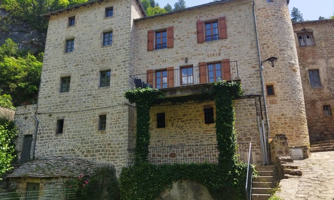 Saint-Chely-du-Tarn Cabaña | Gîte "Les Osiers" Le Pigeonnier sleeps 10, in the heart of the Gorges du Tarn