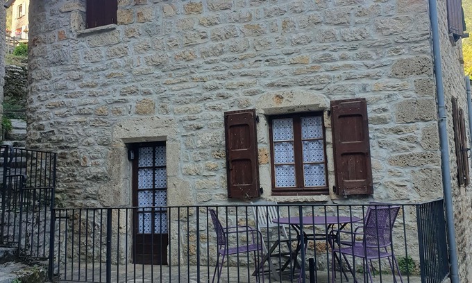 Saint-Chely-du-Tarn Cabaña | Gite "Les Osiers", GT 31, sleeps 4 Saint Chély Du Tarn.