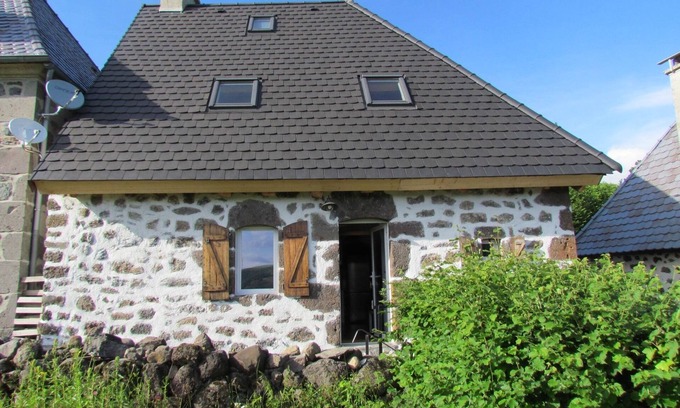 Le Fau Casa | Gîte M *** (near Salers), south-facing, quiet, views over the valley