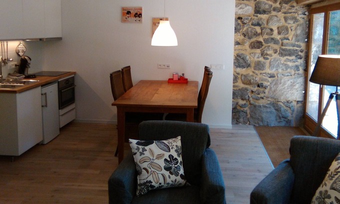 Murol Apartamento | Gite MUROL - Atelier de Charpentier - vista al castillo - hermoso jardín