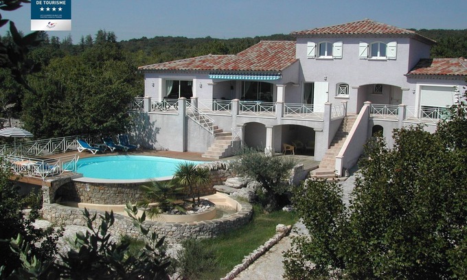 Labeaume Villa | Casa "Ranc de figere" Labeaume. Casa con piscina para 9 personas.