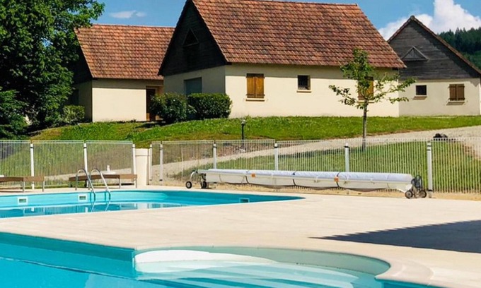 Lacapelle-Marival Casa | Gite on small park with swimming pool in the Lot