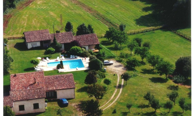 Saint-Marcory Condominio | Gite with large swimming pool, play area, green space.