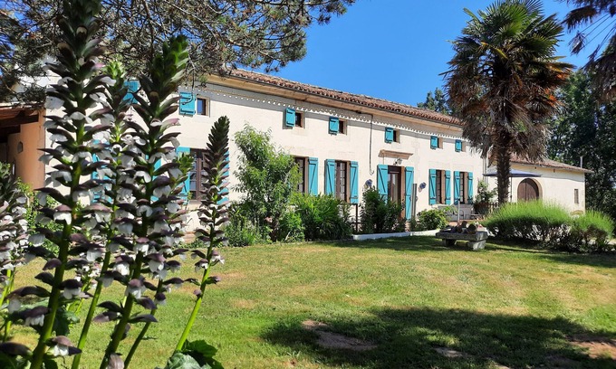 Saint-Vallier Cabaña | Gites Champfort. Renovated old Charente farmhouse with heated pool