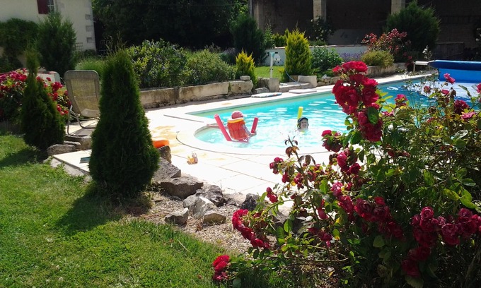 Foussais-Payre Casa | 2 casas rurales juntas - Longere y granero, piscinas, 25/27 pax