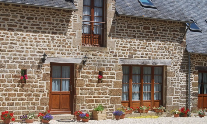 Saint-Simeon Cabaña | Le Trou Normand-Gîte-Familiar-Baño Privado-Vista al patio