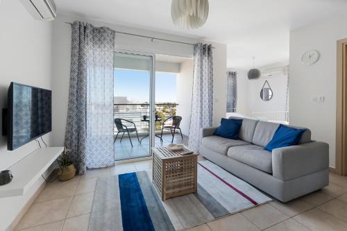 Lykabittos Apartamento | Glabur Stays - The Sunny Atelier - Nicosia City, Free Parking & Wifi, Welcomes You!