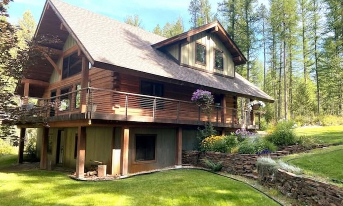 Coram Casa | Glacier Log Home with Private River Access