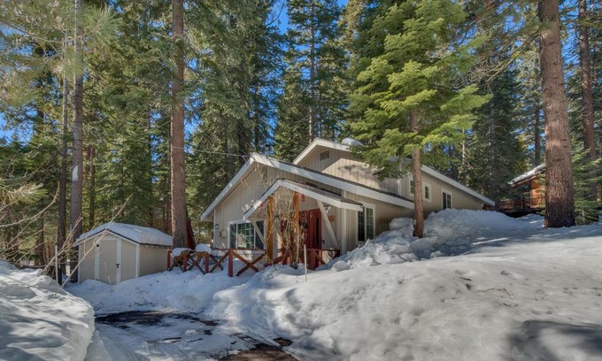 Ridgewood Casa | Glades Getaway by Tahoe Getaways - Charming Pet-Friendly 3 BD North Shore Cabin w Wood Fireplace & Short Drive to Ski Resorts