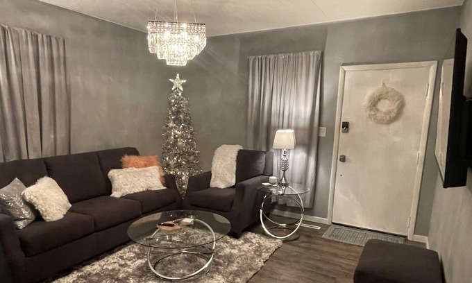Southwest Area Cabaña | Glam cottage (pet-friendly) 5 mins from Czech Village & NewBo, 25 from Iowa City