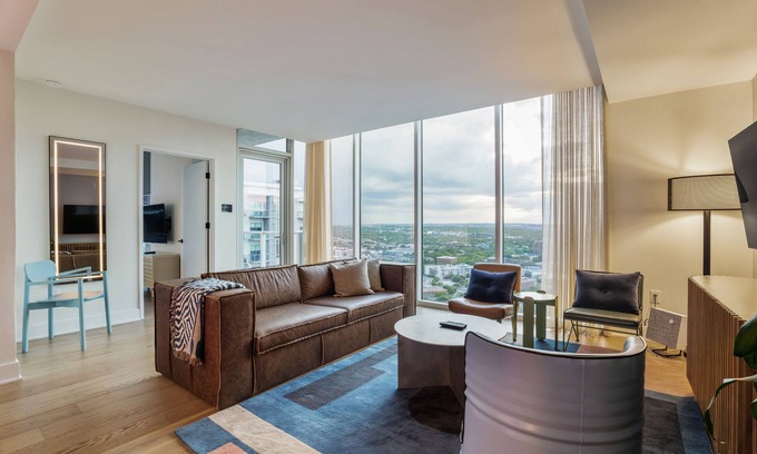 East Cesar Chavez Condominio | Glam DT Penthouse - DT & Lake View! Sleeps 8