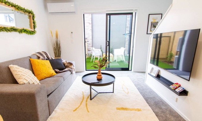 Christchurch City Centre Casa | Glamorous 2 Bed CBD Townhouse with King Bed
