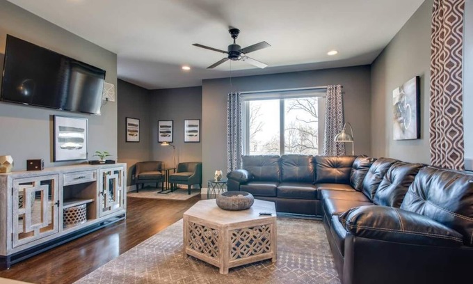 Hadley - Washington Casa | Glamorous Dtown / RFTOP Deck / 11 Beds / 2nd Home Option