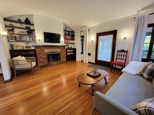 Carthay Circle Casa | Glamorous Getaway: Exclusive 1BR LA Hotspots
