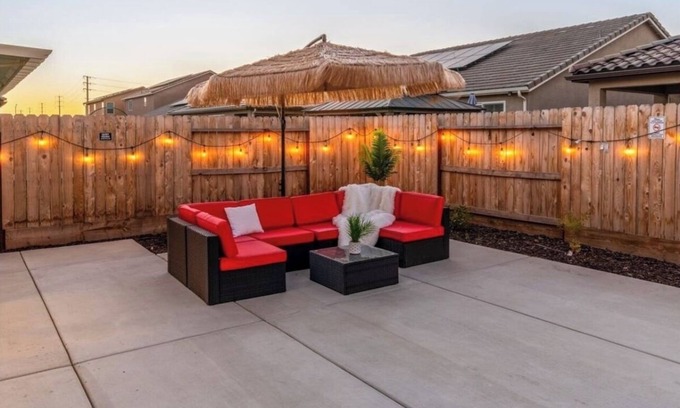 Raisin Casa | Glamorous Lifestyle Modern Home / Close To Airport