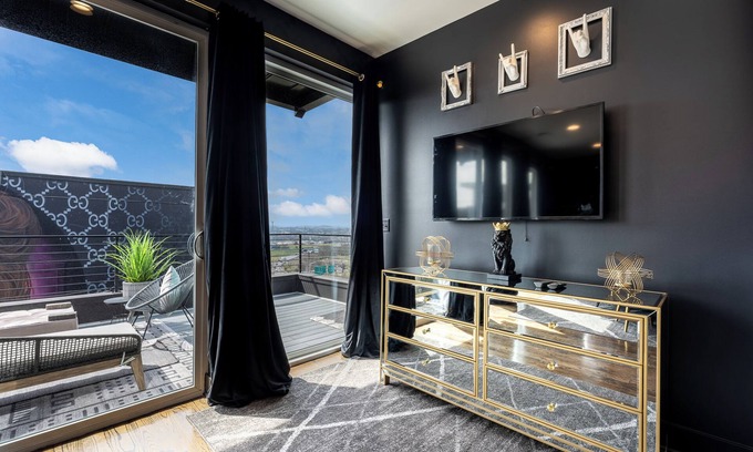 East Bank Casa | Glamour on the Rocks - Rooftop Deck in East Nash
