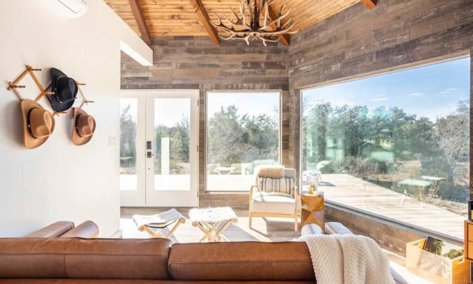 Fredericksburg Cabina | Glamp under the stars with friends, each in your own cabin! Reset in nature