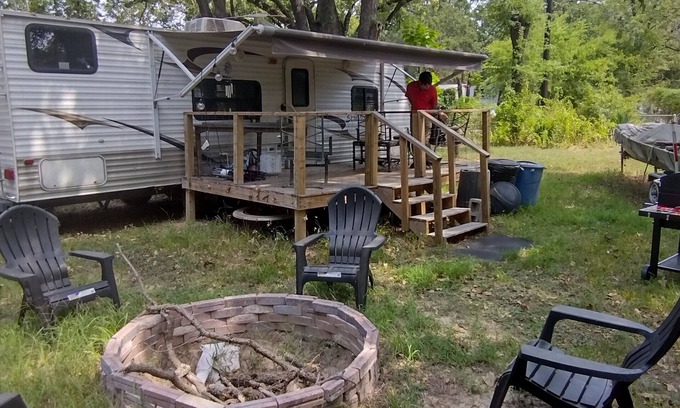 Wills Point Alquiler De RV | Trailer de lujo para vivir y acampar en el lago Tawakoni.