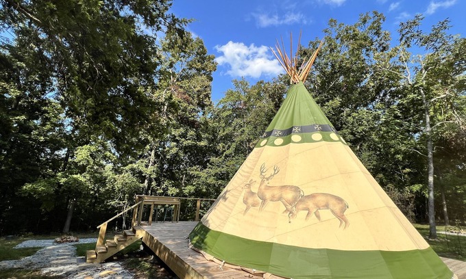 Newnata Alquiler De RV | Glamping in an Authentic Style Sioux Tipi in the Heart of the Ozarks “The Deer”