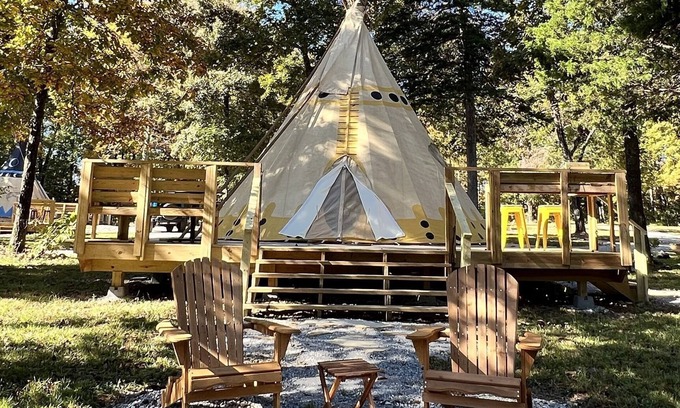 Newnata Alquiler De RV | Glamping in an Authentic Style Sioux Tipi in the Heart of the Ozarks “The Bear”