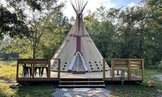 Newnata Alquiler De RV | Glamping in an Authentic Style Sioux Tipi in the Heart of the Ozarks “The Elk”