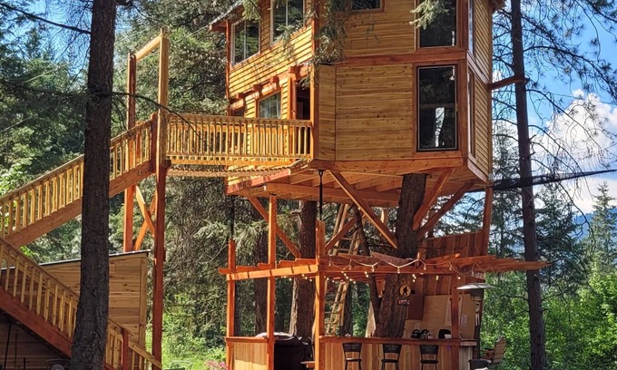 Armstrong Casa | Glamping in the woods with this Treehouse built in between 2 big alive Fir Tree