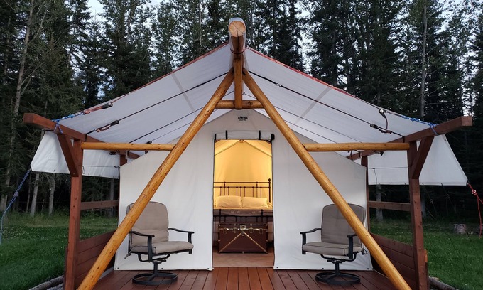 Sundre Alquiler De RV | Glamping tent close to the river by Sundre, Alberta