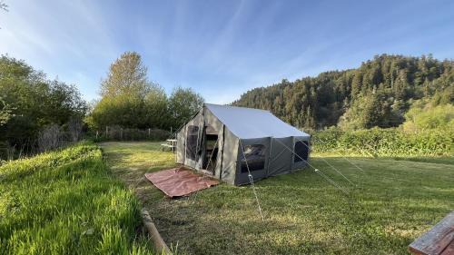 Klamath Otro | Glamping tent on the river