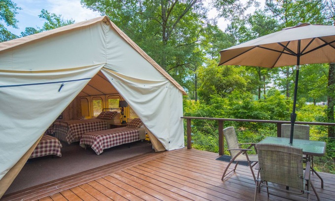 Rupert Cabina | Tiendas de glamping con vista a un lago de 70 acres