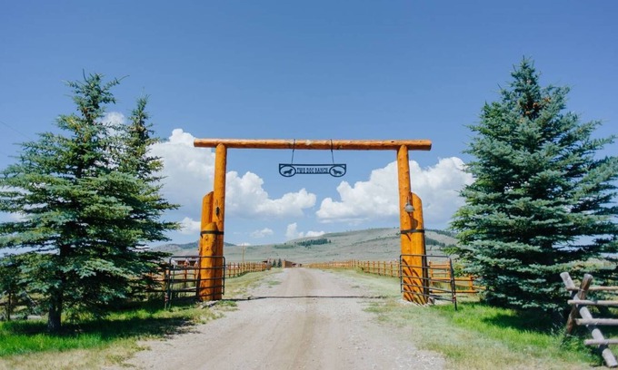 Kremmling Cabina | Glamping Tipi + Cabin/Bunkhouse - dog friendly - no Pot