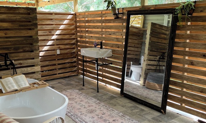 Gainesville Cabina | Glamping with A/C bedroom and luxury bath near UF and Springs