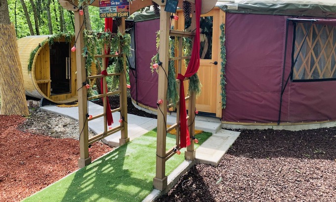 Forestview Cabina | Glamping Yurt & RV/Game Room/Pool, Outdoor Jacuzzi, Sauna, Mini Golf, Chickens!