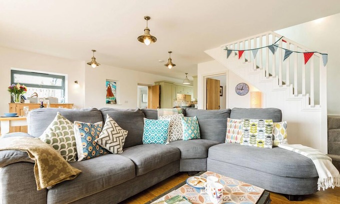 Pembroke Casa | Glan y Mor, Holiday Home Freshwater East, Sleeps 6, 3 bedrooms, bathrooms