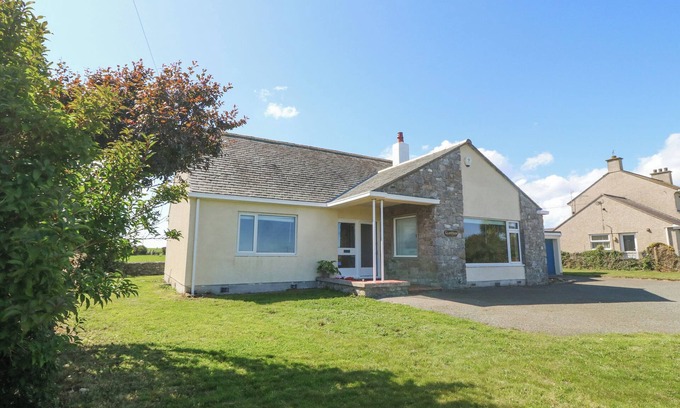 Ty Croes Cabaña | GLANFFRAW, pet friendly, country holiday cottage in Aberffraw