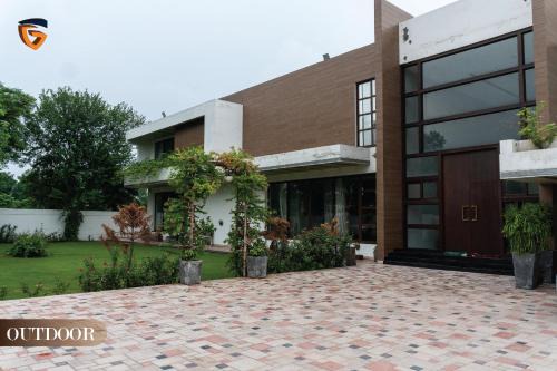 Model Town Casa | Glanz Homz Opulent 3BR on 1st floor