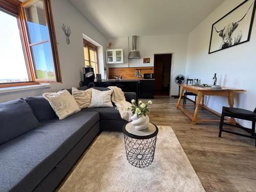 Glanz an der Weinstrasse Apartamento | Glanz und Gloria Weingartenapartment an der Kellerstraße, viele Buschenschänke, sehr ruhige Lage, herrliche Aussicht!