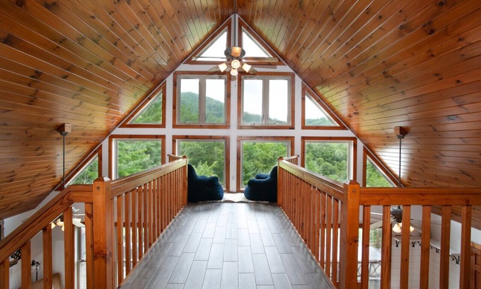 Townsend Cabina | Glass-Front Smoky Mtn Cabin | Hot Tub, Decks & Home Theater