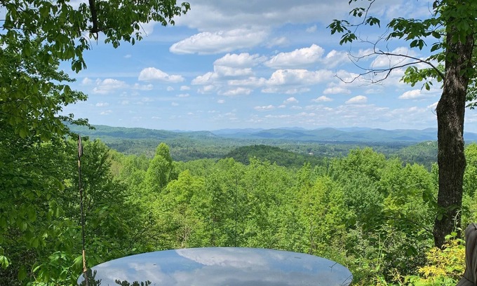 Hendersonville Casa | CASA DE CRISTAL Mire la luz de HENDERSONVILLE ARRIBA COMO UN DIAMANTE EN LA NOCHE