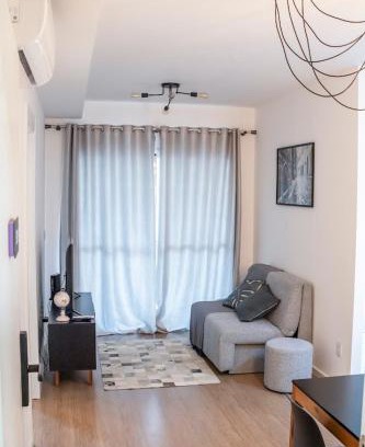 Gleba Fazenda Palhano Apartamento | Gleba com ar-condicionado na sala e quarto, sacada e piscina