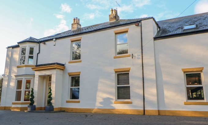 Seaham Cabaña | GLEBE HOUSE, family friendly, with hot tub in Murton, County Durham