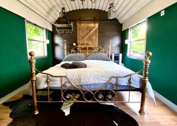 Schmidtheim Casa | Gleis 1, Eisenbahn Waggon mit Whirlpool und Ofen