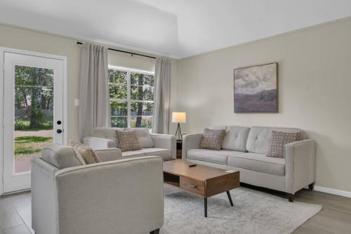 Grogan's Mill Casa | Glen Loch Dr