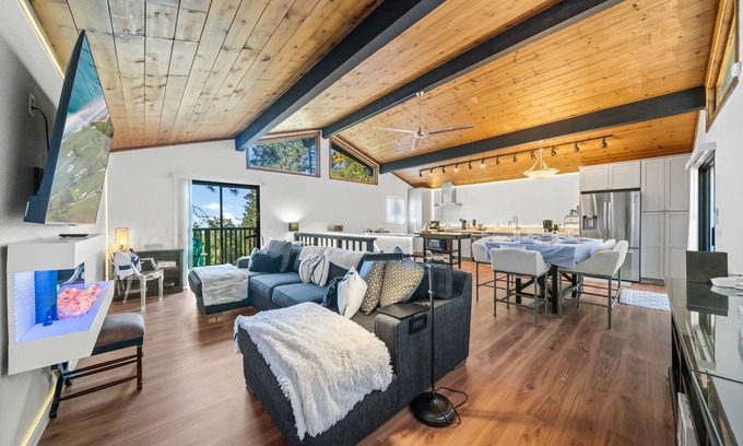 Fern Valley Cabina | Glen View Retreat- Spa/Fireplaces/ Ping Pong Table!