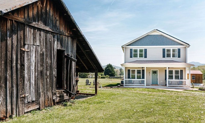 Afton Casa | Glenbrae- Luxury 5br Farmhouse, Mountain Views, just off 151