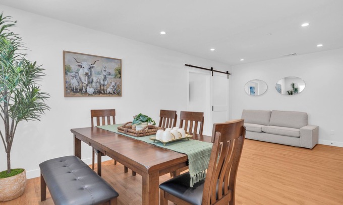 Glendora Casa | Glendora Route 66 Home Newly Renovated Spacious 4-bedroom with 6 bathrooms