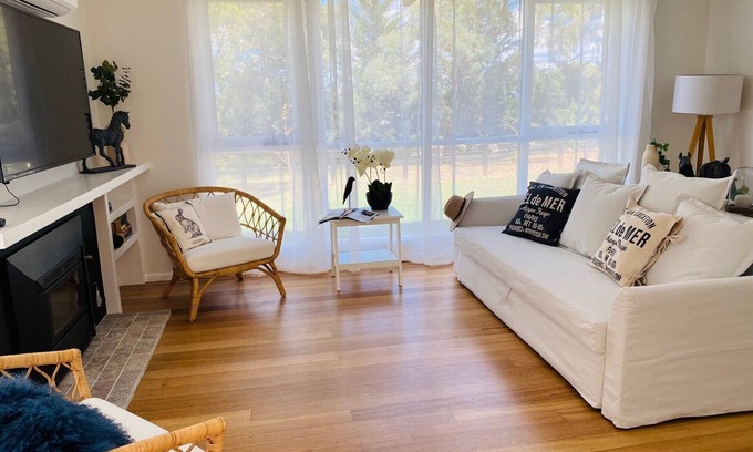 Yarra Glen Casa | Glenview Park Cottage and Farm Stay 3 bedrooms with fireplace. Yarra Glen